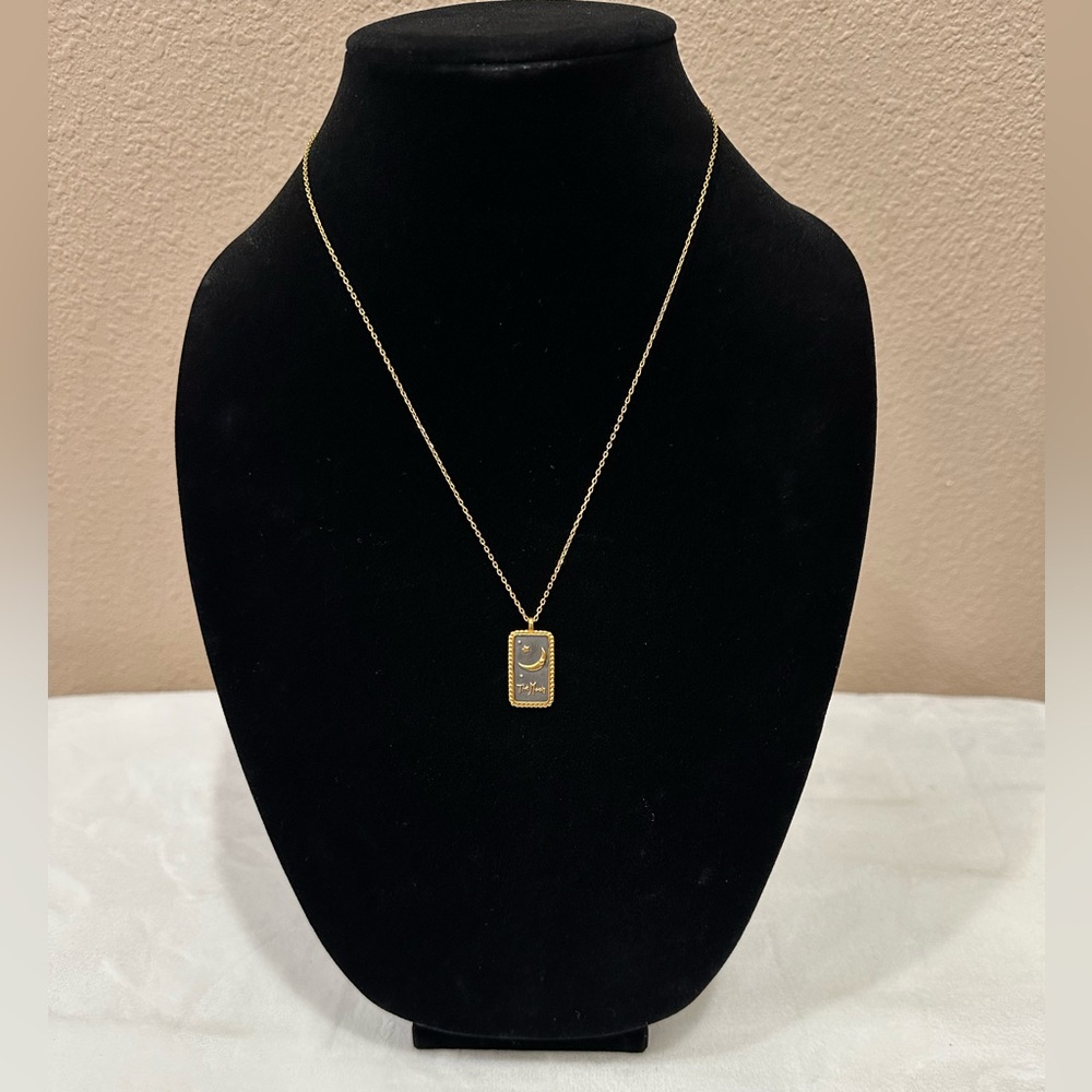 Chic Gold Tone Pendant Necklace